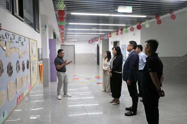 路——渭滨街道人大代表联络站组织走访调研咸阳高新第一学校PG电子麻将胡了2模拟器人大代表进校园探讨教育发展新思(图2)